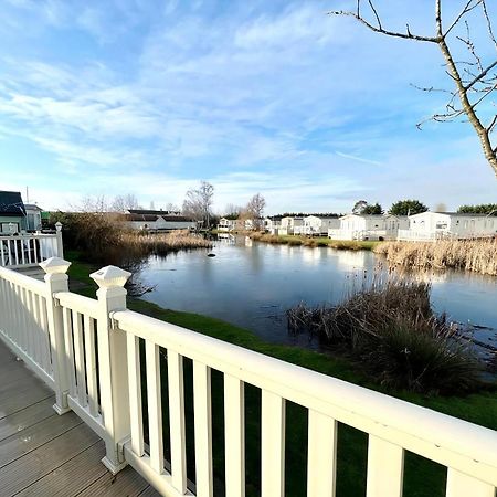 Stunning Caravan With Full Lake View At Southview Holiday Park Ref 33004Ml Skegness Eksteriør billede